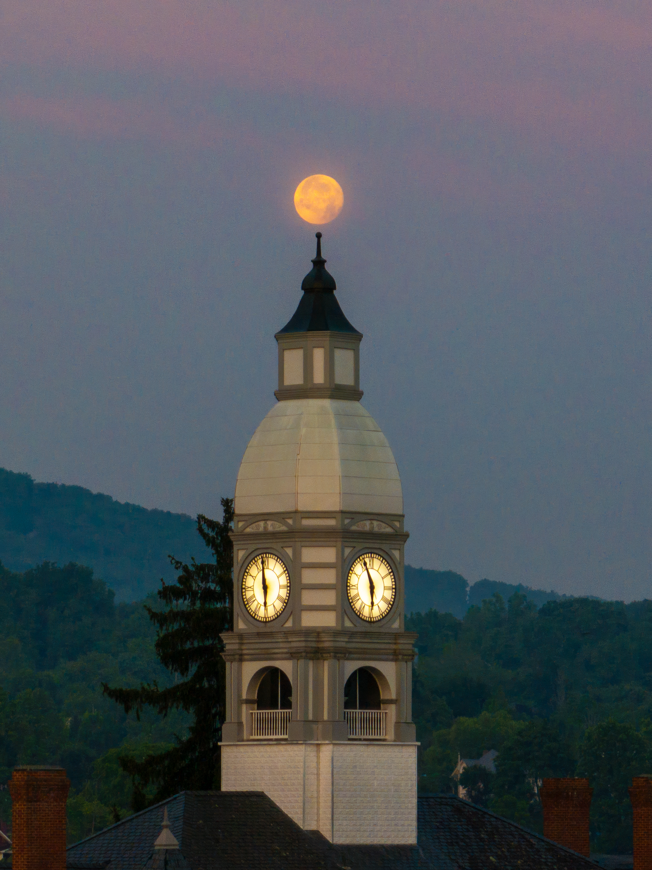 Moon over Pulaski County Courthouse